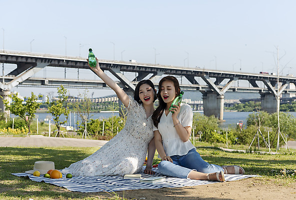 포토 JPG 주간 전신 우먼라이프 원피스 공원 여자 여유 음료 데이트 휴식 미소 들기 앉기 20대 성인 야외 두명 앞모습 캐주얼 친구 소풍 우정 한국인 즐거움 돗자리 한강 힐링 한강공원 가교 싱글라이프 성인여자만 소확행 국내포토 자연요소 라이프스타일 건축물 옷 공공시설 감정 뷰포인트 컨셉 관계 모션 서울 표정 사람 동양인 청년 야외활동 신조어 랜드마크 여자만 성인만 파일형식