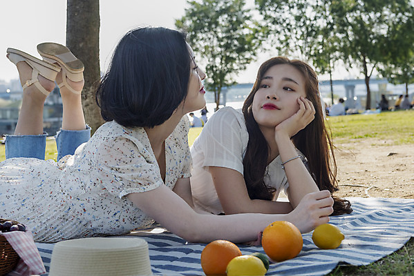 포토 JPG 주간 전신 우먼라이프 원피스 공원 여자 여유 엎드리기 데이트 과일 휴식 20대 성인 야외 두명 옆모습 캐주얼 친구 소풍 마주보기 턱괴기 우정 한국인 즐거움 돗자리 한강 힐링 한강공원 싱글라이프 성인여자만 소확행 국내포토 자연요소 라이프스타일 옷 공공시설 감정 뷰포인트 컨셉 관계 모션 서울 사람 동양인 청년 야외활동 신조어 랜드마크 여자만 성인만 파일형식