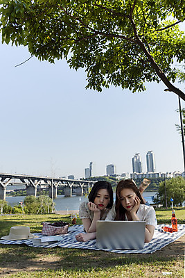 포토 JPG 주간 전신 나무 우먼라이프 원피스 공원 여자 여유 엎드리기 데이트 휴식 20대 성인 야외 두명 앞모습 캐주얼 친구 노트북 소풍 턱괴기 우정 한국인 집중 즐거움 돗자리 한강 힐링 한강공원 가교 싱글라이프 성인여자만 소확행 국내포토 자연요소 식물 라이프스타일 건축물 옷 공공시설 감정 뷰포인트 컨셉 관계 모션 서울 사람 동양인 청년 전자제품 야외활동 신조어 랜드마크 여자만 성인만 파일형식