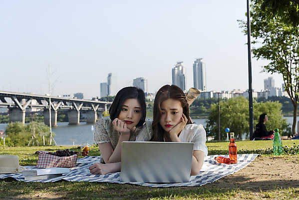 포토 JPG 주간 전신 나무 우먼라이프 원피스 공원 여자 여유 엎드리기 데이트 휴식 20대 성인 야외 두명 앞모습 캐주얼 친구 노트북 소풍 턱괴기 우정 한국인 집중 즐거움 돗자리 한강 힐링 한강공원 가교 싱글라이프 성인여자만 소확행 국내포토 자연요소 식물 라이프스타일 건축물 옷 공공시설 감정 뷰포인트 컨셉 관계 모션 서울 사람 동양인 청년 전자제품 야외활동 신조어 랜드마크 여자만 성인만 파일형식