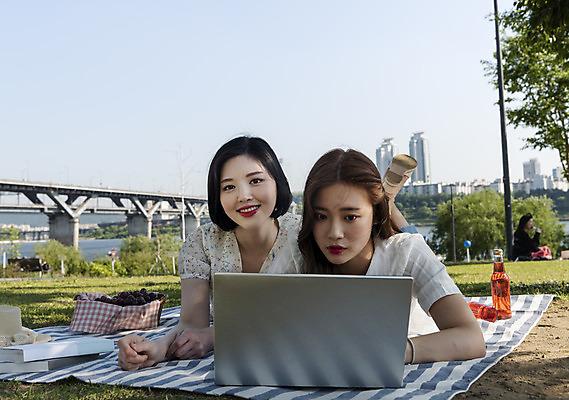 포토 JPG 주간 전신 나무 우먼라이프 원피스 공원 여자 여유 엎드리기 데이트 휴식 미소 20대 성인 야외 두명 앞모습 캐주얼 친구 노트북 소풍 우정 한국인 즐거움 돗자리 한강 힐링 한강공원 가교 싱글라이프 성인여자만 소확행 국내포토 자연요소 식물 라이프스타일 건축물 옷 공공시설 감정 뷰포인트 컨셉 관계 모션 서울 표정 사람 동양인 청년 전자제품 야외활동 신조어 랜드마크 여자만 성인만 파일형식