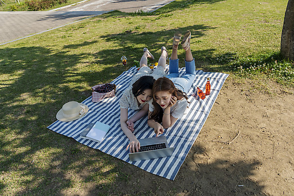 포토 JPG 주간 전신 우먼라이프 원피스 공원 여자 여유 엎드리기 데이트 휴식 20대 성인 야외 두명 앞모습 캐주얼 친구 노트북 하이앵글 소풍 우정 한국인 즐거움 돗자리 한강 힐링 한강공원 싱글라이프 성인여자만 소확행 국내포토 자연요소 라이프스타일 옷 공공시설 감정 뷰포인트 컨셉 관계 모션 서울 사람 동양인 청년 전자제품 야외활동 신조어 랜드마크 여자만 성인만 파일형식