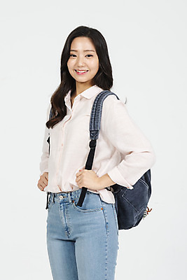 포토 JPG 스튜디오촬영 여학생 여자 대학생 대학생라이프 책가방 실내 한명 서기 미소 누끼 사람 상반신 20대 청년 성인 앞모습 캐주얼 청춘 한국인 흰배경 대학교 여대생 성인여자한명만 국내포토 1 학생 라이프스타일 옷 뷰포인트 백그라운드 컨셉 가방 학교 모션 표정 동양인 내부 흰색 여자한명만 성인여자만 파일형식