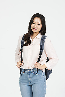 포토 JPG 스튜디오촬영 응시 여학생 여자 대학생 대학생라이프 책가방 실내 한명 서기 미소 누끼 사람 상반신 20대 청년 성인 앞모습 캐주얼 청춘 한국인 흰배경 대학교 여대생 성인여자한명만 국내포토 1 학생 라이프스타일 시선 옷 뷰포인트 백그라운드 컨셉 가방 학교 모션 표정 동양인 내부 흰색 여자한명만 성인여자만 파일형식