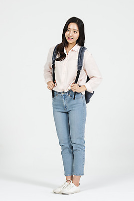 포토 JPG 스튜디오촬영 전신 응시 여학생 여자 대학생 대학생라이프 책가방 실내 한명 서기 미소 누끼 사람 20대 청년 성인 앞모습 캐주얼 청춘 한국인 흰배경 대학교 여대생 성인여자한명만 국내포토 1 학생 라이프스타일 시선 옷 뷰포인트 백그라운드 컨셉 가방 학교 모션 표정 동양인 내부 흰색 여자한명만 성인여자만 파일형식