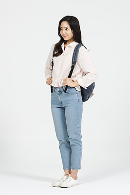 포토 JPG 스튜디오촬영 전신 응시 여학생 여자 대학생 대학생라이프 책가방 실내 한명 서기 미소 누끼 사람 20대 청년 성인 앞모습 캐주얼 청춘 한국인 흰배경 대학교 여대생 성인여자한명만 국내포토 1 학생 라이프스타일 시선 옷 뷰포인트 백그라운드 컨셉 가방 학교 모션 표정 동양인 내부 흰색 여자한명만 성인여자만 파일형식