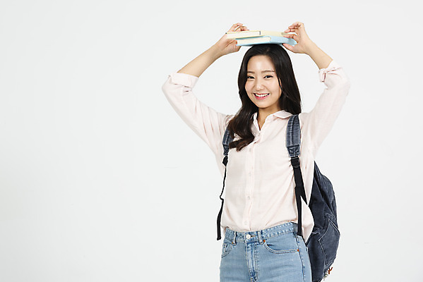 포토 JPG 스튜디오촬영 여학생 여자 대학생 대학생라이프 책가방 실내 한명 서기 미소 들기 누끼 사람 상반신 20대 청년 성인 앞모습 책 캐주얼 청춘 한국인 흰배경 대학교 머리위 여대생 성인여자한명만 국내포토 1 학생 라이프스타일 옷 뷰포인트 백그라운드 컨셉 가방 학교 모션 표정 동양인 내부 흰색 여자한명만 성인여자만 파일형식