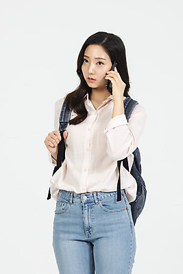 포토 JPG 스튜디오촬영 여학생 여자 대학생 대학생라이프 책가방 실내 한명 서기 들기 누끼 사람 상반신 20대 청년 성인 앞모습 캐주얼 스마트폰 청춘 한국인 흰배경 대학교 통화 여대생 성인여자한명만 국내포토 1 학생 라이프스타일 옷 뷰포인트 백그라운드 컨셉 가방 학교 모션 동양인 내부 핸드폰 스마트기기 흰색 여자한명만 성인여자만 파일형식
