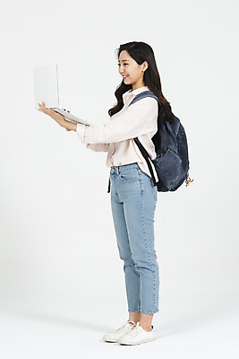 포토 JPG 스튜디오촬영 전신 여학생 여자 대학생 대학생라이프 책가방 실내 한명 서기 미소 들기 누끼 사람 20대 청년 성인 옆모습 캐주얼 노트북 청춘 한국인 흰배경 대학교 여대생 성인여자한명만 국내포토 1 학생 라이프스타일 옷 뷰포인트 백그라운드 컨셉 가방 학교 모션 표정 동양인 내부 전자제품 흰색 여자한명만 성인여자만 파일형식