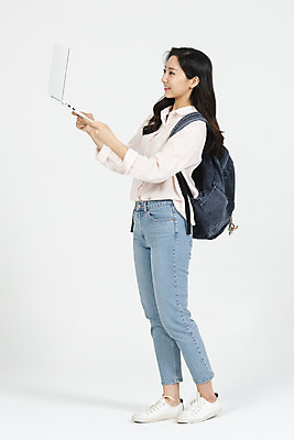 포토 JPG 스튜디오촬영 전신 여학생 여자 대학생 대학생라이프 책가방 실내 한명 서기 미소 들기 누끼 사람 20대 청년 성인 옆모습 캐주얼 노트북 청춘 한국인 흰배경 대학교 여대생 성인여자한명만 국내포토 1 학생 라이프스타일 옷 뷰포인트 백그라운드 컨셉 가방 학교 모션 표정 동양인 내부 전자제품 흰색 여자한명만 성인여자만 파일형식