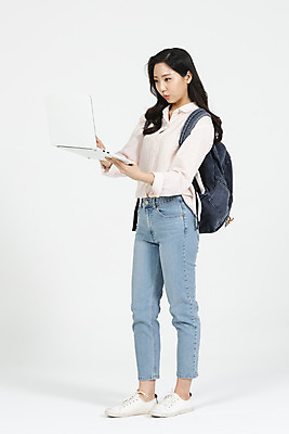 포토 JPG 스튜디오촬영 전신 여학생 여자 대학생 대학생라이프 책가방 실내 한명 서기 미소 들기 누끼 사람 20대 청년 성인 옆모습 캐주얼 노트북 청춘 한국인 흰배경 대학교 여대생 성인여자한명만 국내포토 1 학생 라이프스타일 옷 뷰포인트 백그라운드 컨셉 가방 학교 모션 표정 동양인 내부 전자제품 흰색 여자한명만 성인여자만 파일형식