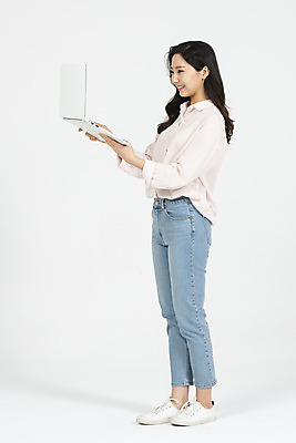 포토 JPG 스튜디오촬영 전신 여학생 여자 대학생 실내 한명 서기 미소 들기 누끼 사람 20대 청년 성인 옆모습 캐주얼 노트북 청춘 한국인 흰배경 여대생 성인여자한명만 국내포토 1 학생 옷 뷰포인트 백그라운드 컨셉 모션 표정 동양인 내부 전자제품 흰색 여자한명만 성인여자만 파일형식