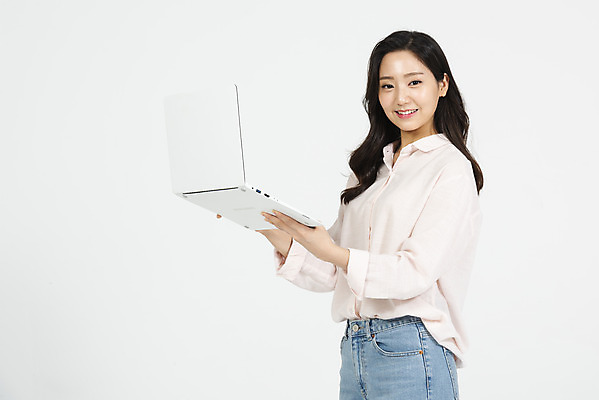 포토 JPG 스튜디오촬영 여학생 여자 대학생 실내 한명 서기 미소 들기 누끼 사람 상반신 20대 청년 성인 옆모습 캐주얼 노트북 청춘 한국인 흰배경 여대생 성인여자한명만 국내포토 1 학생 옷 뷰포인트 백그라운드 컨셉 모션 표정 동양인 내부 전자제품 흰색 여자한명만 성인여자만 파일형식