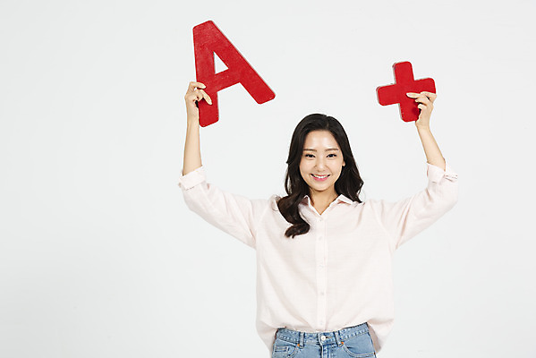 포토 JPG 스튜디오촬영 여학생 여자 대학생 대학생라이프 실내 한명 서기 미소 들기 누끼 사람 상반신 20대 청년 성인 앞모습 캐주얼 청춘 한국인 흰배경 대학교 성적 점수 여대생 에이플러스 학점 성인여자한명만 국내포토 1 학생 라이프스타일 옷 교육 뷰포인트 백그라운드 컨셉 학교 모션 표정 동양인 내부 흰색 여자한명만 성인여자만 파일형식