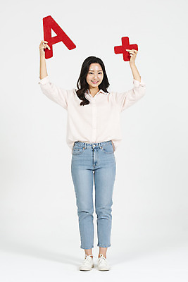 포토 JPG 스튜디오촬영 전신 여학생 여자 대학생 대학생라이프 실내 한명 서기 미소 들기 누끼 사람 20대 청년 성인 앞모습 캐주얼 청춘 한국인 흰배경 대학교 성적 점수 여대생 에이플러스 학점 성인여자한명만 국내포토 1 학생 라이프스타일 옷 교육 뷰포인트 백그라운드 컨셉 학교 모션 표정 동양인 내부 흰색 여자한명만 성인여자만 파일형식