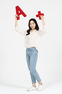 포토 JPG 스튜디오촬영 전신 여학생 여자 대학생 대학생라이프 실내 한명 서기 미소 들기 누끼 사람 20대 청년 성인 앞모습 캐주얼 청춘 한국인 흰배경 대학교 성적 점수 여대생 에이플러스 학점 성인여자한명만 국내포토 1 학생 라이프스타일 옷 교육 뷰포인트 백그라운드 컨셉 학교 모션 표정 동양인 내부 흰색 여자한명만 성인여자만 파일형식