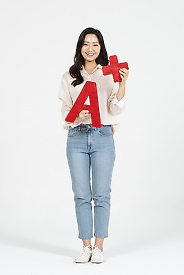 포토 JPG 스튜디오촬영 전신 여학생 여자 대학생 대학생라이프 실내 한명 서기 미소 들기 누끼 사람 20대 청년 성인 앞모습 캐주얼 청춘 한국인 흰배경 대학교 성적 점수 여대생 에이플러스 학점 성인여자한명만 국내포토 1 학생 라이프스타일 옷 교육 뷰포인트 백그라운드 컨셉 학교 모션 표정 동양인 내부 흰색 여자한명만 성인여자만 파일형식
