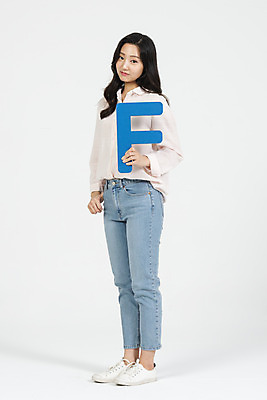 포토 JPG 스튜디오촬영 전신 여학생 여자 대학생 대학생라이프 실내 한명 서기 미소 누끼 사람 20대 청년 성인 앞모습 캐주얼 청춘 한국인 흰배경 대학교 성적 점수 여대생 F 학점 성인여자한명만 국내포토 1 학생 라이프스타일 알파벳 옷 교육 뷰포인트 백그라운드 컨셉 학교 모션 표정 동양인 내부 흰색 여자한명만 성인여자만 파일형식
