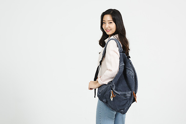 포토 JPG 스튜디오촬영 여학생 여자 대학생 대학생라이프 책가방 실내 한명 서기 미소 누끼 사람 상반신 20대 청년 성인 뒷모습 캐주얼 청춘 한국인 뒤돌아보기 흰배경 대학교 여대생 성인여자한명만 국내포토 1 학생 라이프스타일 옷 뷰포인트 백그라운드 컨셉 가방 학교 모션 표정 동양인 내부 흰색 여자한명만 성인여자만 파일형식