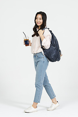 포토 JPG 스튜디오촬영 전신 여학생 여자 커피 대학생 대학생라이프 책가방 실내 한명 서기 미소 들기 누끼 사람 20대 청년 성인 옆모습 캐주얼 청춘 한국인 흰배경 대학교 여대생 성인여자한명만 국내포토 1 학생 라이프스타일 옷 음료 뷰포인트 백그라운드 컨셉 가방 학교 모션 표정 동양인 내부 흰색 여자한명만 성인여자만 파일형식