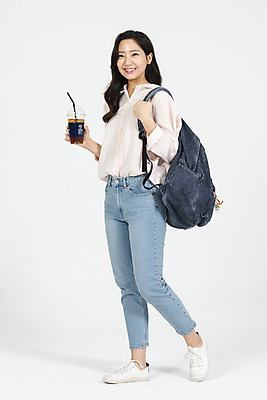 포토 JPG 스튜디오촬영 전신 여학생 여자 커피 대학생 대학생라이프 책가방 실내 한명 서기 미소 들기 누끼 사람 20대 청년 성인 옆모습 캐주얼 청춘 한국인 흰배경 대학교 여대생 성인여자한명만 국내포토 1 학생 라이프스타일 옷 음료 뷰포인트 백그라운드 컨셉 가방 학교 모션 표정 동양인 내부 흰색 여자한명만 성인여자만 파일형식