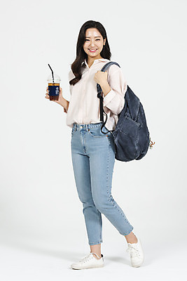 포토 JPG 스튜디오촬영 전신 여학생 여자 커피 대학생 대학생라이프 책가방 실내 한명 서기 미소 들기 누끼 사람 20대 청년 성인 옆모습 캐주얼 청춘 한국인 흰배경 대학교 여대생 성인여자한명만 국내포토 1 학생 라이프스타일 옷 음료 뷰포인트 백그라운드 컨셉 가방 학교 모션 표정 동양인 내부 흰색 여자한명만 성인여자만 파일형식