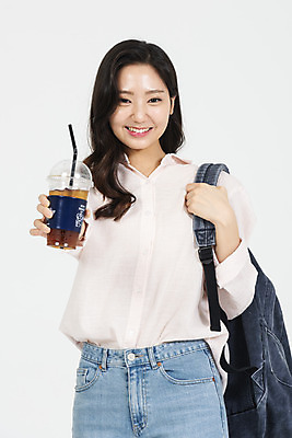 포토 JPG 스튜디오촬영 여학생 여자 커피 대학생 대학생라이프 책가방 실내 한명 서기 미소 들기 누끼 사람 상반신 20대 청년 성인 앞모습 캐주얼 청춘 한국인 흰배경 대학교 여대생 성인여자한명만 국내포토 1 학생 라이프스타일 옷 음료 뷰포인트 백그라운드 컨셉 가방 학교 모션 표정 동양인 내부 흰색 여자한명만 성인여자만 파일형식