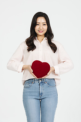 포토 JPG 스튜디오촬영 여학생 여자 대학생 실내 사랑 한명 서기 미소 들기 누끼 사람 상반신 20대 청년 성인 앞모습 캐주얼 청춘 한국인 하트 흰배경 여대생 성인여자한명만 국내포토 모양 1 학생 옷 감정 뷰포인트 백그라운드 컨셉 모션 표정 동양인 내부 흰색 여자한명만 성인여자만 파일형식