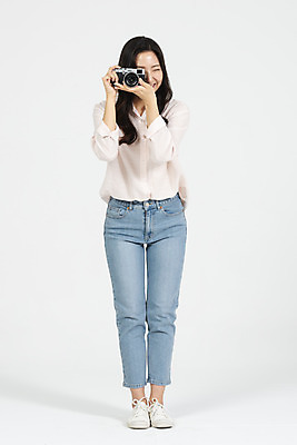 포토 JPG 스튜디오촬영 전신 여학생 여자 대학생 실내 한명 서기 미소 들기 누끼 사람 20대 청년 성인 앞모습 캐주얼 청춘 카메라 사진촬영 한국인 흰배경 여대생 성인여자한명만 국내포토 1 학생 옷 뷰포인트 백그라운드 컨셉 모션 표정 동양인 내부 전자제품 촬영 흰색 여자한명만 성인여자만 파일형식