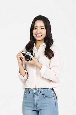 포토 JPG 스튜디오촬영 여학생 여자 대학생 실내 한명 서기 미소 들기 누끼 사람 상반신 20대 청년 성인 앞모습 캐주얼 청춘 카메라 사진촬영 한국인 흰배경 여대생 성인여자한명만 국내포토 1 학생 옷 뷰포인트 백그라운드 컨셉 모션 표정 동양인 내부 전자제품 촬영 흰색 여자한명만 성인여자만 파일형식