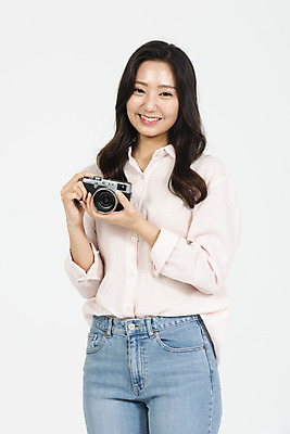 포토 JPG 스튜디오촬영 여학생 여자 대학생 실내 한명 서기 미소 들기 누끼 사람 상반신 20대 청년 성인 앞모습 캐주얼 청춘 카메라 사진촬영 한국인 흰배경 여대생 성인여자한명만 국내포토 1 학생 옷 뷰포인트 백그라운드 컨셉 모션 표정 동양인 내부 전자제품 촬영 흰색 여자한명만 성인여자만 파일형식