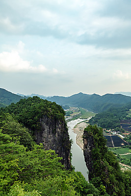 포토 JPG 주간 여행 한국 풍경 사람없음 야외 여름 관광지 맑음 여름풍경 기암괴석 강원도 국내여행 명승지 선돌 영월 동강 전경 영월10경 국내포토 자연요소 계절 아시아 날씨 강 바위_돌 파일형식 탑뷰 여름_계절