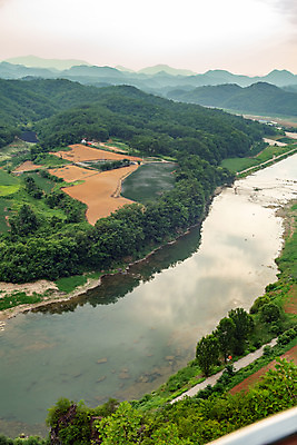 포토 JPG 주간 여행 한국 풍경 사람없음 야외 여름 관광지 맑음 여름풍경 기암괴석 강원도 국내여행 명승지 선돌 영월 동강 전경 영월10경 국내포토 자연요소 계절 아시아 날씨 강 바위_돌 파일형식 탑뷰 여름_계절