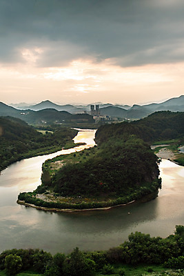 포토 JPG 주간 여행 한국 풍경 사람없음 야외 여름 관광지 노을 여름풍경 강원도 국내여행 명승지 영월 동강 전경 영월10경 한반도지형 선암마을 국내포토 자연요소 계절 아시아 강 파일형식 탑뷰 여름_계절