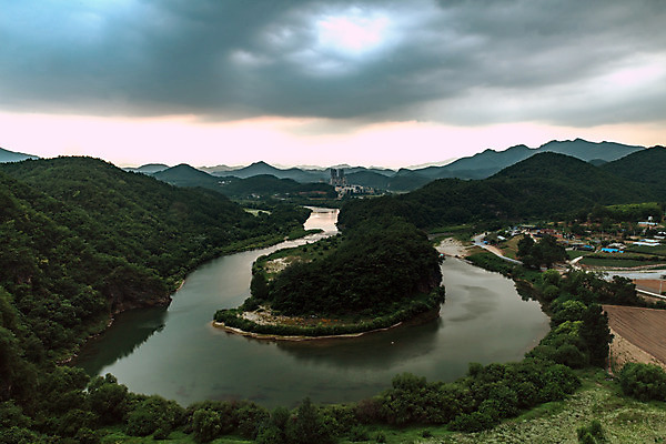 포토 JPG 주간 여행 한국 풍경 사람없음 야외 여름 관광지 노을 여름풍경 강원도 국내여행 명승지 영월 동강 전경 영월10경 한반도지형 선암마을 국내포토 자연요소 계절 아시아 강 파일형식 탑뷰 여름_계절
