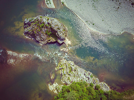 포토 JPG 주간 여행 한국 풍경 사람없음 야외 여름 관광지 하이앵글 맑음 여름풍경 강원도 항공촬영 국내여행 명승지 영월 동강 전경 영월10경 둥글바위 국내포토 자연요소 계절 아시아 뷰포인트 날씨 강 바위_돌 파일형식 탑뷰 여름_계절