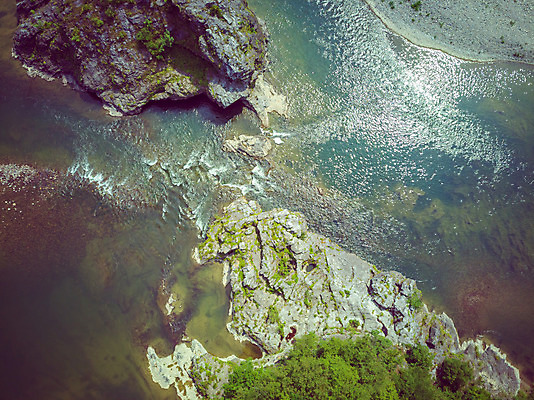 포토 JPG 주간 여행 한국 풍경 사람없음 야외 여름 관광지 하이앵글 맑음 여름풍경 강원도 항공촬영 국내여행 명승지 영월 동강 전경 영월10경 둥글바위 국내포토 자연요소 계절 아시아 뷰포인트 날씨 강 바위_돌 파일형식 탑뷰 여름_계절