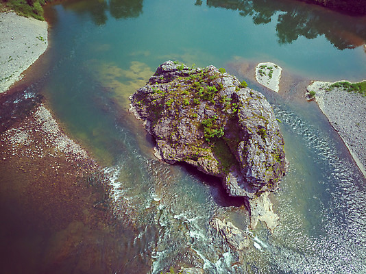 포토 JPG 주간 여행 한국 풍경 사람없음 야외 여름 관광지 하이앵글 맑음 여름풍경 강원도 항공촬영 국내여행 명승지 영월 동강 전경 영월10경 둥글바위 국내포토 자연요소 계절 아시아 뷰포인트 날씨 강 바위_돌 파일형식 탑뷰 여름_계절