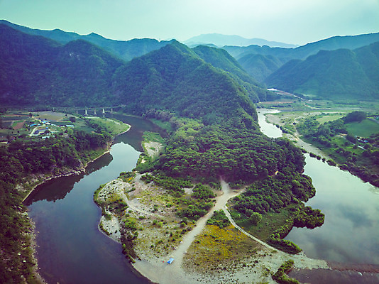 포토 JPG 주간 여행 한국 풍경 사람없음 야외 여름 관광지 하이앵글 맑음 여름풍경 강원도 항공촬영 국내여행 명승지 영월 동강 전경 청령포 영월10경 국내포토 자연요소 계절 아시아 뷰포인트 날씨 강 파일형식 탑뷰 여름_계절