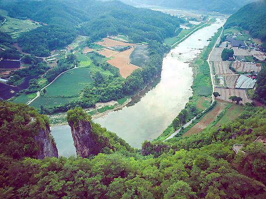 포토 JPG 주간 여행 한국 풍경 사람없음 야외 여름 관광지 하이앵글 맑음 여름풍경 기암괴석 강원도 항공촬영 국내여행 명승지 선돌 영월 동강 전경 영월10경 국내포토 자연요소 계절 아시아 뷰포인트 날씨 강 바위_돌 파일형식 탑뷰 여름_계절