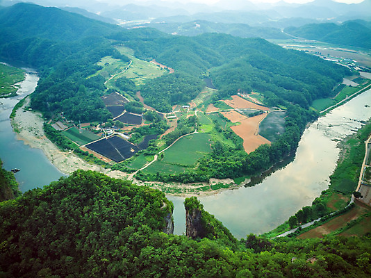 포토 JPG 주간 여행 한국 풍경 사람없음 야외 여름 관광지 하이앵글 맑음 여름풍경 기암괴석 강원도 항공촬영 국내여행 명승지 선돌 영월 동강 전경 영월10경 국내포토 자연요소 계절 아시아 뷰포인트 날씨 강 바위_돌 파일형식 탑뷰 여름_계절