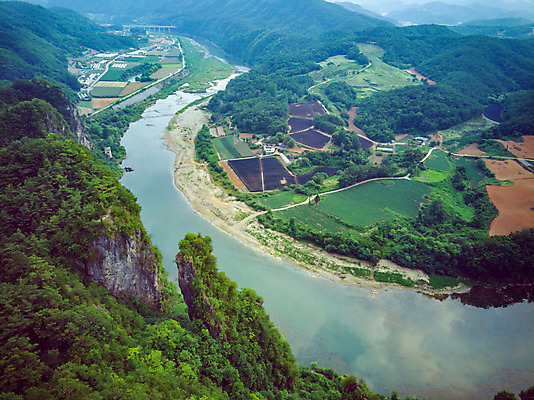 포토 JPG 주간 여행 한국 풍경 사람없음 야외 여름 관광지 하이앵글 맑음 여름풍경 기암괴석 강원도 항공촬영 국내여행 명승지 선돌 영월 동강 전경 영월10경 국내포토 자연요소 계절 아시아 뷰포인트 날씨 강 바위_돌 파일형식 탑뷰 여름_계절