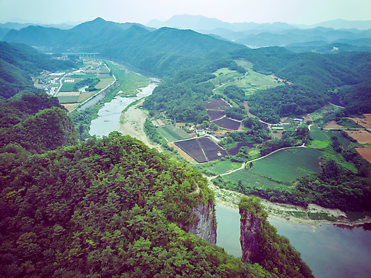 포토 JPG 주간 여행 한국 풍경 사람없음 야외 여름 관광지 하이앵글 맑음 여름풍경 기암괴석 강원도 항공촬영 국내여행 명승지 선돌 영월 동강 전경 영월10경 국내포토 자연요소 계절 아시아 뷰포인트 날씨 강 바위_돌 파일형식 탑뷰 여름_계절