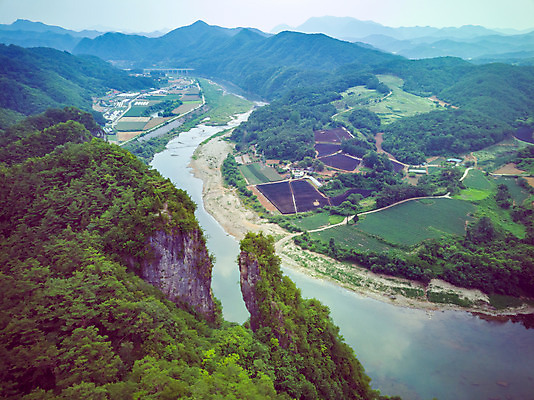 포토 JPG 주간 여행 한국 풍경 사람없음 야외 여름 관광지 하이앵글 맑음 여름풍경 기암괴석 강원도 항공촬영 국내여행 명승지 선돌 영월 동강 전경 영월10경 국내포토 자연요소 계절 아시아 뷰포인트 날씨 강 바위_돌 파일형식 탑뷰 여름_계절