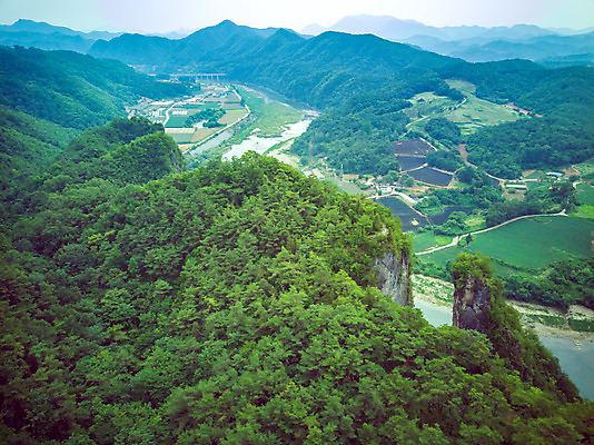 포토 JPG 주간 여행 한국 풍경 사람없음 야외 여름 관광지 하이앵글 맑음 여름풍경 기암괴석 강원도 항공촬영 국내여행 명승지 선돌 영월 동강 전경 영월10경 국내포토 자연요소 계절 아시아 뷰포인트 날씨 강 바위_돌 파일형식 탑뷰 여름_계절