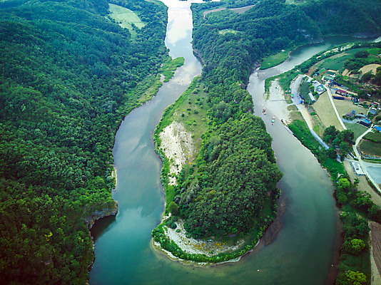 포토 JPG 주간 여행 한국 풍경 사람없음 야외 여름 관광지 하이앵글 맑음 여름풍경 강원도 항공촬영 국내여행 명승지 영월 동강 전경 영월10경 한반도지형 선암마을 국내포토 자연요소 계절 아시아 뷰포인트 날씨 강 파일형식 탑뷰 여름_계절