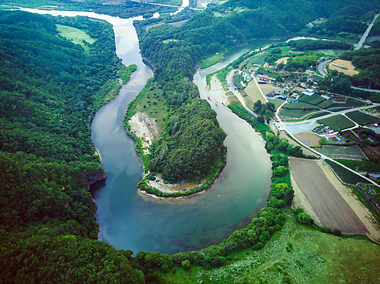포토 JPG 주간 여행 한국 풍경 사람없음 야외 여름 관광지 하이앵글 맑음 여름풍경 강원도 항공촬영 국내여행 명승지 영월 동강 전경 영월10경 한반도지형 선암마을 국내포토 자연요소 계절 아시아 뷰포인트 날씨 강 파일형식 탑뷰 여름_계절