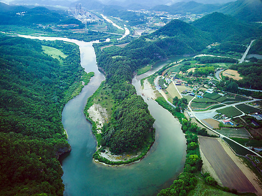 포토 JPG 주간 여행 한국 풍경 사람없음 야외 여름 관광지 하이앵글 맑음 여름풍경 강원도 항공촬영 국내여행 명승지 영월 동강 전경 영월10경 한반도지형 선암마을 국내포토 자연요소 계절 아시아 뷰포인트 날씨 강 파일형식 탑뷰 여름_계절