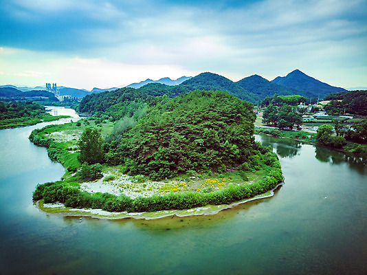 포토 JPG 주간 여행 한국 풍경 사람없음 야외 여름 관광지 하이앵글 맑음 여름풍경 강원도 항공촬영 국내여행 명승지 영월 동강 전경 영월10경 한반도지형 선암마을 국내포토 자연요소 계절 아시아 뷰포인트 날씨 강 파일형식 탑뷰 여름_계절