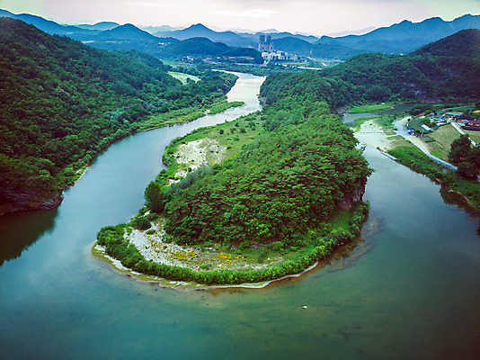 포토 JPG 주간 여행 한국 풍경 사람없음 야외 여름 관광지 하이앵글 맑음 여름풍경 강원도 항공촬영 국내여행 명승지 영월 동강 전경 영월10경 한반도지형 선암마을 국내포토 자연요소 계절 아시아 뷰포인트 날씨 강 파일형식 탑뷰 여름_계절